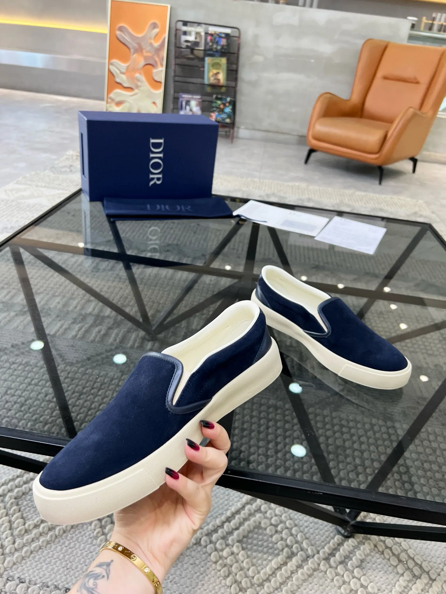 Factory price: 380💰D 🔍Top purchasing agent🇮🇹 Dior's super popular sneakers, popular sneakers, new products are synchronized with the counters. The uppers are imported cowhide from Italy. It is perfectly reproduced with complex craftsmanship that is a must-have for fashionistas. Imported soft water-dyed cowhide lining and foot pads Sole: The original sole is specially provided by the original factory, the exclusive movable molded sole is super comfortable, the original factory follows the order, 🔍🔍high quality, you can enter and exit the counter at will, welcome to compare, the code number is 39-44 (38 45 can be ordered)